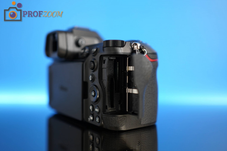 Два слота для карт памяти Nikon Z6 III