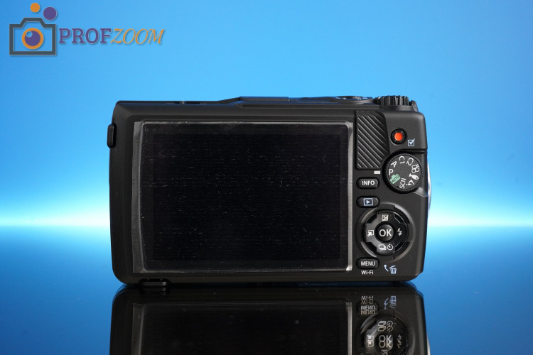 Экран на задней панели Olympus Tough TG-7